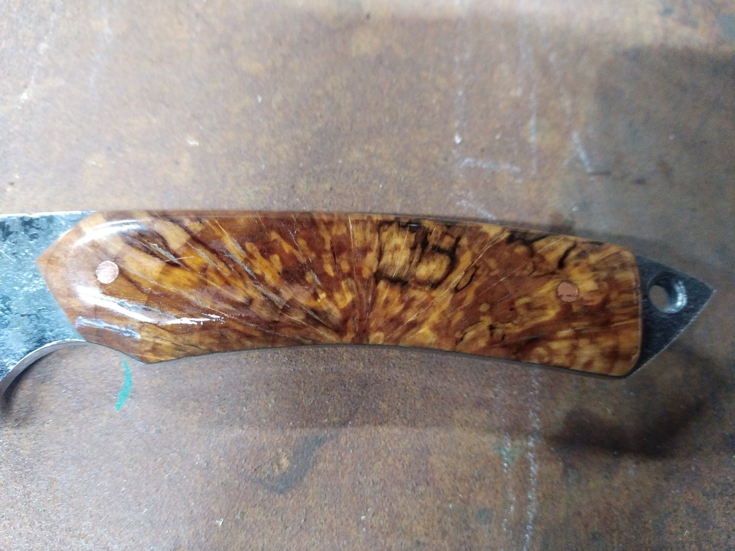 couteau d'extérieur manche en fresne olivier