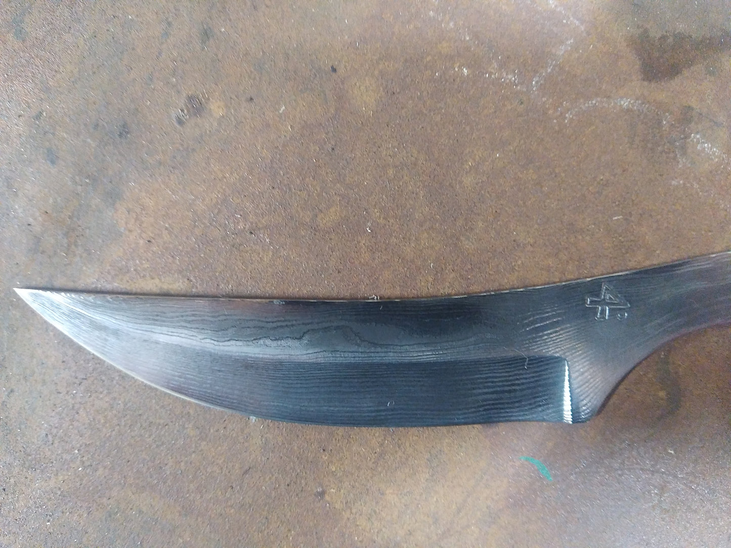 couteau tout en acier Damassé