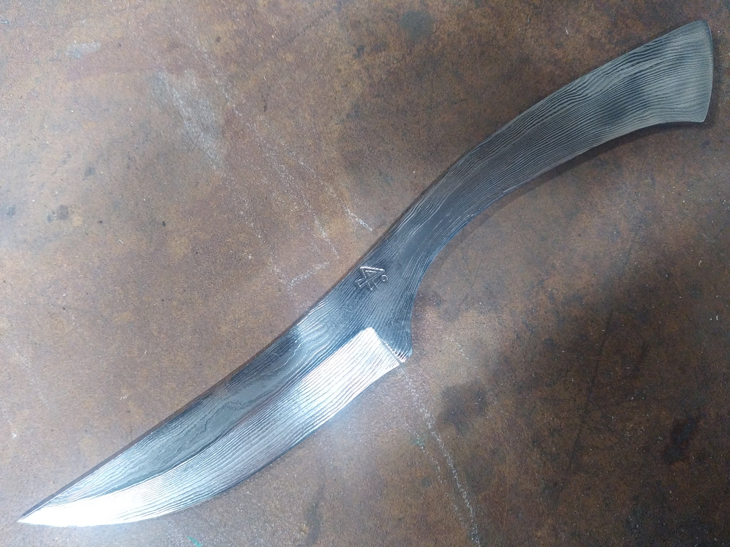 couteau tout en acier Damassé